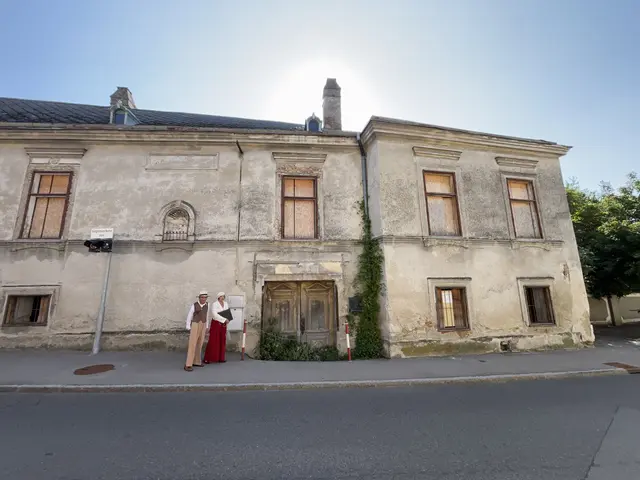 Margit und Martin Schwed vor dem ehem. Theresienhof. Das Ehepaar setzt sich für den Erhalt des historischen Ortsbildes in Kritzendorf ein und hat unter anderem auch eine Petition ins Leben gerufen. | Foto: Seebacher