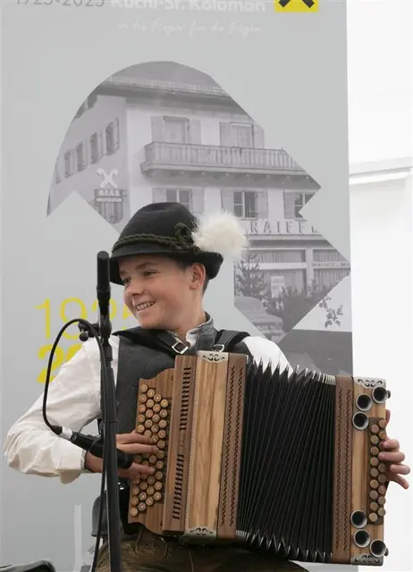 Tobias Bernhofer spielte auf seiner Ziehharmonika. | Foto: Waltraud Dorn
