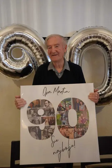 Der 90-jährige Jubilar Martin Jordanich feierte seinen runden Geburtstag im Kreise seiner Familie und der Tamburicagruppe Graničari, deren Gründungsmitglied er ist. | Foto: Monika Palatin LIKUD und Gemeindebücherei Nikitsch