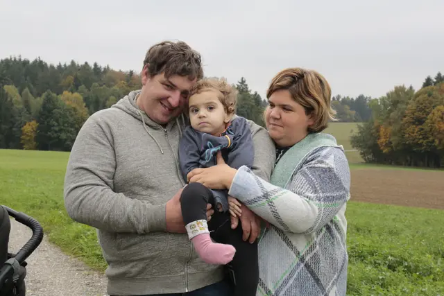 Andreas und Jasmin Mühlböck mit ihrer Tochter Daniela (3), die seit einem Unfall am heimischen Bauernhof mit einem hypoxischen Hirnschaden leben muss.  | Foto: MeinBezirk/K.Schw.
