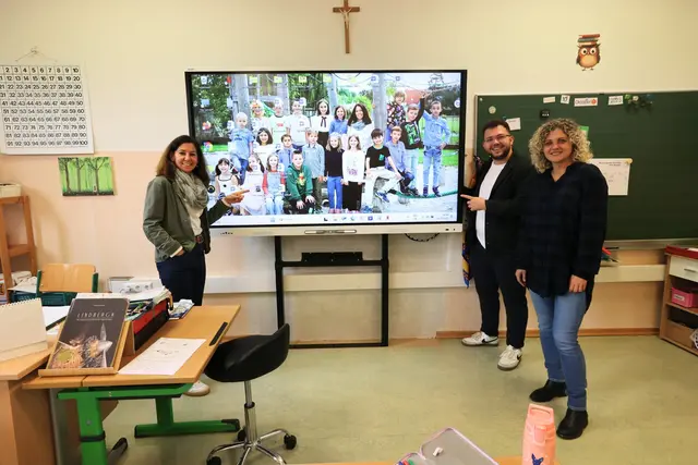 Klassenlehrerin Sabine Schmiedl, Gemeinderat Mustafa Halilovic und Bürgermeisterin Bärbel Stockinger (beide Team Bürgermeister) präsentieren das neue Smartboard | Foto: Foto: Gemeinde Bad Erlach