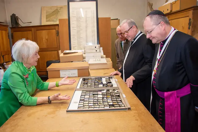Bei der Verleihung betonte Propst Anton Höslinger die besondere Bedeutung der numismatischen Sammlung und ihre Erforschung im Stift Klosterneuburg: Edith Specht, Stadtarchiv-Leiter Wolfgang Bäck, Stiftsdechant Clemens Galban und Propst Anton Höslinger. | Foto: Stift Klosterneuburg/Christina Hiptmayr