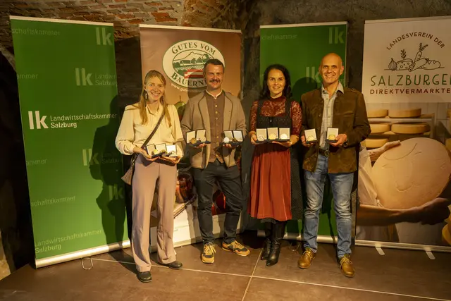 Die Medaillenträger im Lungau: Mit Medaillen beim Salzburger Theodul ausgezeichnet wurden: v. l. Klara Naynar vom Hiasnhof in Göriach (2 Gold, 2 Silber, 1 Bronze), Paul Schreilechner von der Almkäserei Kräutlhütte in Mariapfarr (1 Gold, 2 Silber, 1 Bronze), Melanie und Edi Schlick von der Moosalm Riedingtal in Zederhaus (2 Gold, 1 Silber, 2 Bronze). Nicht im Bild: Stefan Hötzer vom Trimmingerhof in Tamsweg (1 Silber). | Foto: LK/Djuhic