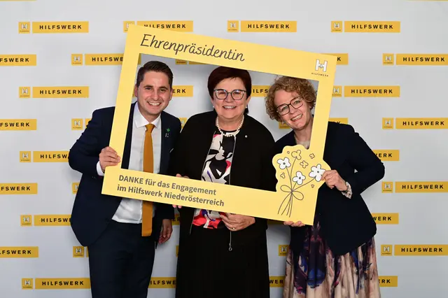 Michaela Hinterholzer wird zur Ehrenpräsidentin des Hilfswerk NÖ ernannt.
Präsident des Hilfswerk NÖ Lukas Brandweiner, Ehrenpräsidentin Michaela Hinterholzer, Landesrätin Christiane Teschl-Hofmeister | Foto: Hilfswerk Niederösterreich / Rudolf Schmied