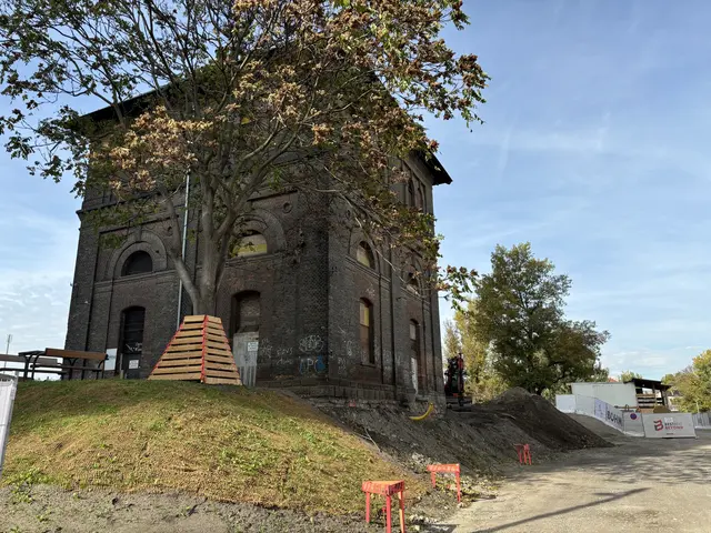 Der Wasserturm wird noch bis Ende 2026 saniert und soll dann zum Café umgewandelt werden.  | Foto: Luca Arztmann/MeinBezirk
