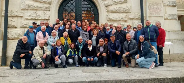 58 interessierte Teilnehmerinnen und Teilnehmer der Exkursion vor dem Museum Carnuntinum in Bad Deutsch Altenburg.

 | Foto: Oswald Gruber