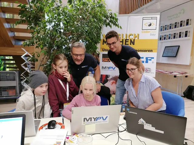 Gerhard Rimpler (Mitte), Bernhard Rimpler (2. v. rechts), Stefanie Jahl (rechts) | Foto: TIC Steyr I CoderDojo Steyr