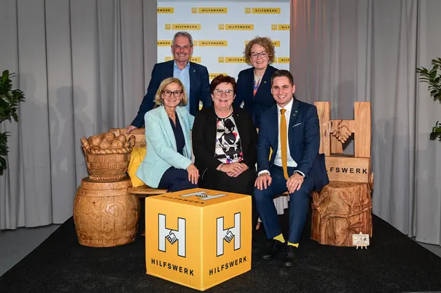 Die Hilfswerk-Bank ist ein Geschenk des neuen Hilfswerk Präsidenten Lukas Brandweiner an Michaela Hinterholzer. Gestaltet wurde sie von Holzdesigner Alexander Kaufmann aus Groß Gerungs. 
vorne: Landeshauptfrau Johanna Mikl-Leitner, Ehrenpräsidentin des Hilfswerk NÖ Michaela Hinterholzer, Präsident des Hilfswerk NÖ Lukas Brandweiner
hinten: Landtagspräsident Karl Wilfing, Landesrätin Christiane Teschl-Hofmeister | Foto: Hilfswerk Niederösterreich / Rudolf Schmied