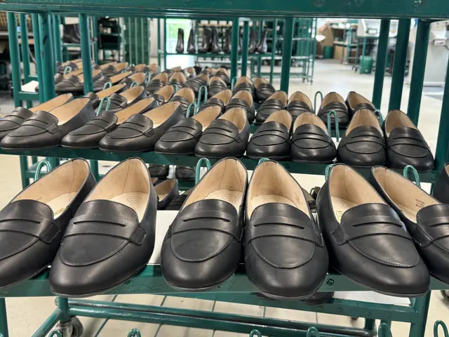 Wird in Mattsee bald der letzte Schuh geschneidert? Paul Green plant, die Produktion in Mattsee zu schließen. | Foto: Paul Green