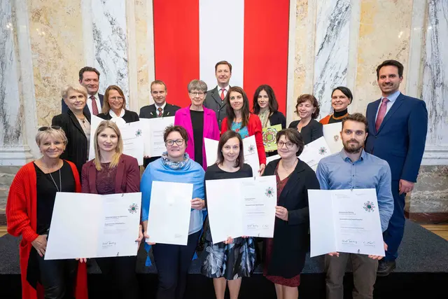 Bundesminister Norbert Totschnig (links hinten) verlieh gemeinsam mit Bundesminister Christoph Wiederkehr (rechts außen) Umweltzeichen im Rahmen der Umweltzeichenverleihung im Marmorsaal im Regierungsgebäude. | Foto: BMLUK/Rene Hemerka