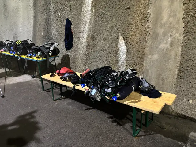 Bereits die Schutzkleidung hat ein Gewicht von etwa 13 Kilogramm, dazu Atemschutz und Ausrüstung - so kommt man auf eine zusätzliche Nutzlast von 45 bis 50 Kilogramm.  | Foto: MeinBezirk/Astrid Moder