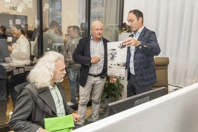 Firma Girsberger präsentiert Richard Grün (Reismüller) und Gemeinderat Martin Litschauer hochwertige Sitzlösungen. | Foto: Andreas Biedermann