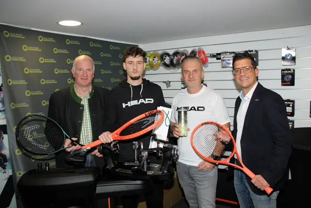 Die Wirtschaftskammer Voitsberg mit Werner Jost und Lukas Kalcher gratulierte dem Vater-Sohn-Gespann. | Foto: Cescutti