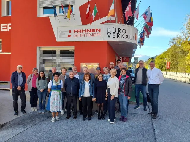 Ehrenamtliche sowie Vorsitzende der Salzburger Bildungswerke im Pinzgau und Pongau veranstalteten ihren Vernetzungstreff bei der Firma Fahnen Gärnter in Mittersill. | Foto: Salzburger Bildungswerk/Richarda Mühltaler