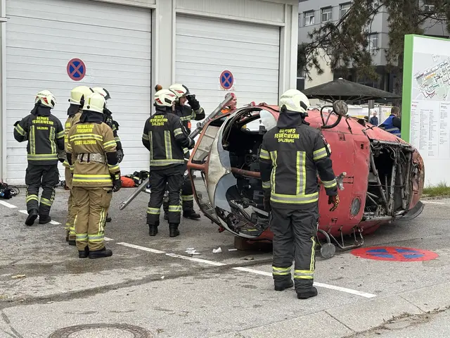 Am gestrigen Mittwochnachmittag fand am Areal des Uniklinikums Salzburg eine Einsatzübung statt. Das Szenario: Hubschrauber-Absturz mit insgesamt 17 Verletzten, darunter sechs schwerverletzten. Geübt wurde die Zusammenarbeit der verschiedenen Blaulichtorganisationen. | Foto: Schrofner