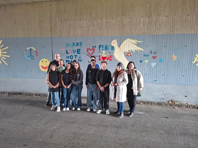 Schülerinnen und Schüler des Zweisprachigen Gymnasiums gestalteten die Wand der Unterführung mit Friedenssymbolen und positiven Botschaften. | Foto: Romapastoral