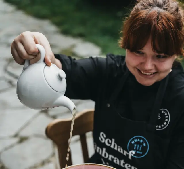 Küchenchefin Kathi arbeitet mit voller Begeisterung und freute sich, den Gästen nun endlich die Speisen präsentieren zu dürfen. | Foto: Heldentheater