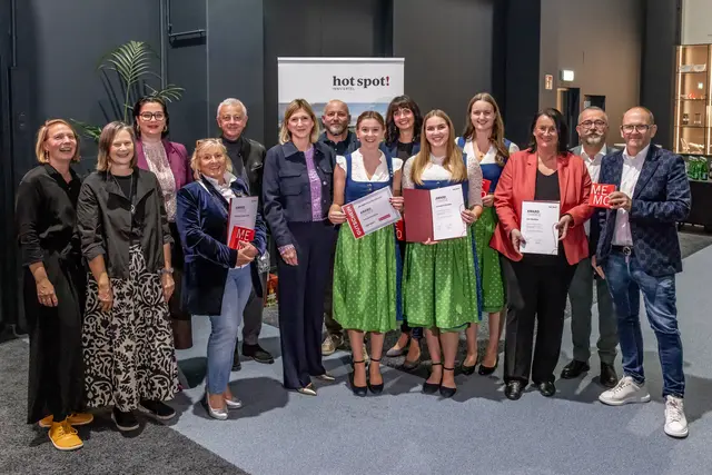 Die Preisträger des "Hotspot Innviertel Award 2025" mit den Organisatoren der Initiative. Die Abschlussveranstaltung fand in der FACC Academy in Reichersberg statt. | Foto: Rambossek