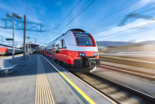 Zur Elektrifizierung der Innkreisbahn ist am Donnerstag, 4. Dezember 2025, ab 9 Uhr im Sparkassen-Stadtfsaal Ried am Kirchenplatz eine mündliche, öffentliche Verhandlung anberaumt. | Foto: Smarterpix/Den-Belitsky