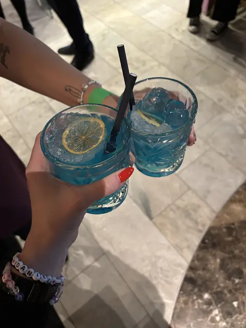 Der Signature-Drink des Galaabend in dem Türkis der KTS. | Foto: Michaela Erlacher