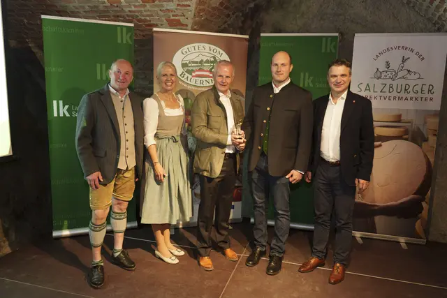 Der Beste im Tennengau: Den Salzburger Theodul als Sieger in der Kategorie Schnittkäse erhielt der „Tilsiter im Kräutermantel“ von der Handkäserei Wimmer aus Oberalm. Zusätzlich gab es 15 Gold- und 5 Silbermedaillen – damit räumte die Handkäserei Wimmer bei der Prämierung am meisten ab! Im Bild v. l Obmann der Salzburger Direktvermarkter Willi Huttegger, Salzburger Landtagsabgeordnete Nicole Leitner, Georg Wimmer und Christoph Karl und LK-Präs. Rupert Quehenberger. | Foto: LK/Djuhic