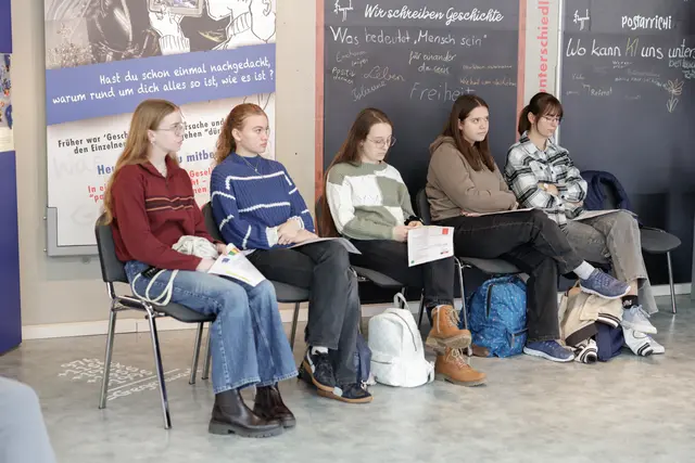 Schüler im Dialog mit Experten zum Thema Künstliche Intelligenz im Museum Ostarrichi in Neuhofen. | Foto: Marco Zehetgruber Fotografie
