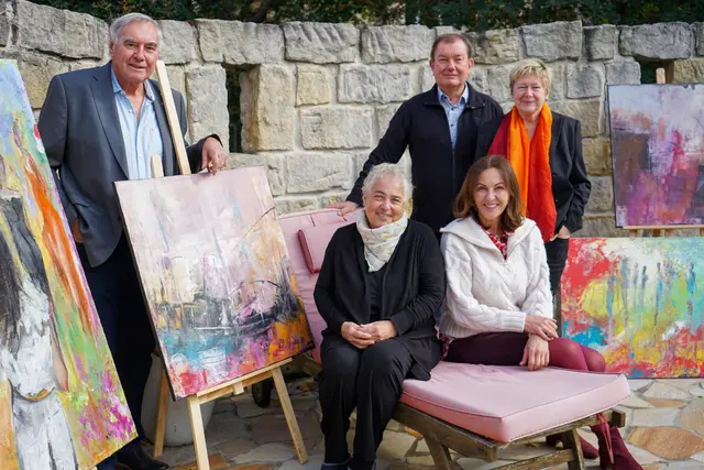 Tage der offenen Ateliers: Kulturgemeinderat Niki Patoschka (l), Sigrid Jonak und Michaela Korn (sitzend) und Bgm. Herbert Janschka und GRin Gaby Janschka (stehend). | Foto: Marktgemeinde Wiener Neudorf