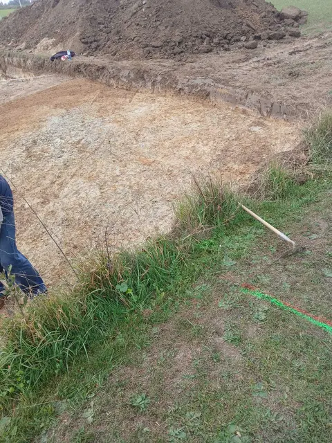 Die Grabungen sind am Donnerstag bei dem von Dietmar Lindau markierten schmalen Streifen angelangt. | Foto: Dietmar Lindau