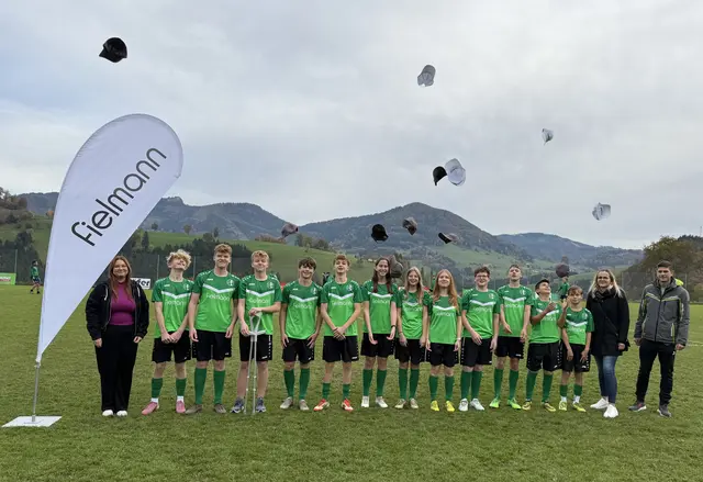 Die Mädels und Jungs der U15 gemeinsam mit Maria Rohrmüller und Stefanie Schwarzer von Fielmann Steyr sowie Sektionsleiter Martin Steinparzer. | Foto: Union Maria Neustift