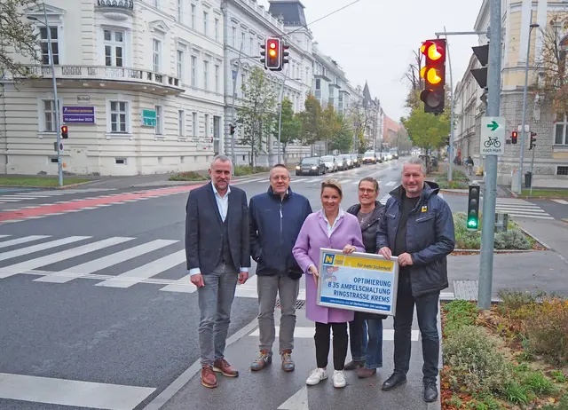 v.li.n.re.: DI Gert Kratzer (Leiter der NÖ Straßenbauabteilung Krems), DI Stefan Koschatko (NÖ Straßendienst – Landesstraßenplanung), Landesrätin Susanne Rosenkranz (i.V. LH-Stv. Udo Landbauer), DI Mag. Silvia Schmid (Magistrat Krems), Bürgermeister Mag. Peter Molnar | Foto: NÖ STD