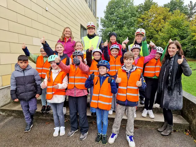 Petra Kern vom ARBÖ-Verkehrserziehungsteam mit den Volksschülern der VS Wilhelmsburg Süd mit ihrer Klassenlehrerin Michaela Karl und Direktorin Bettina Hösl sowie den unterstützenden Polizisten | Foto: ARBÖ Niederösterreich