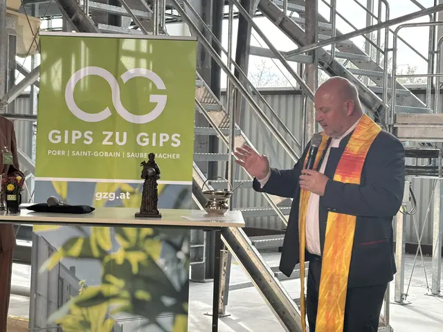 Pfarrer Wolfgang Berger erteilte der neuen Anlage den Segen.  | Foto: Wolfgang Ilkerl