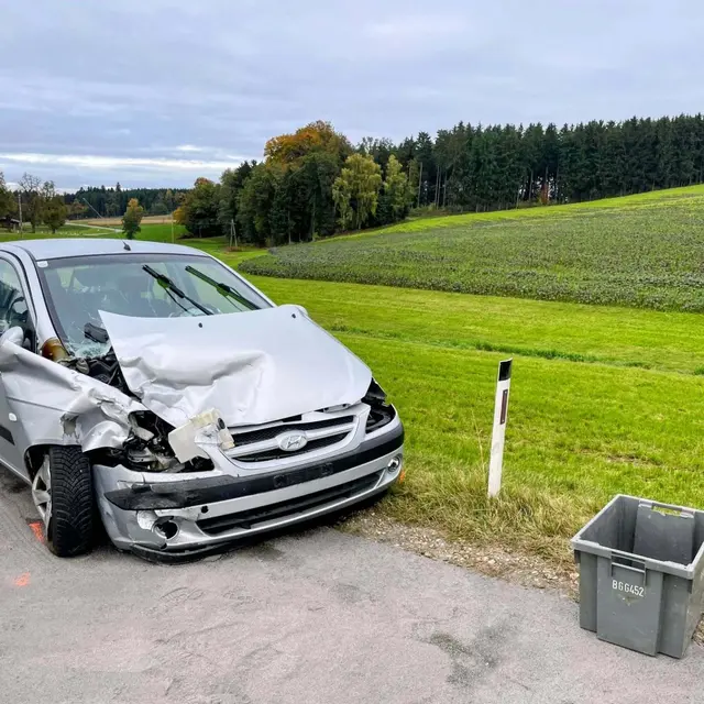 Das Fahrzeug erlitt einen Totalschaden. | Foto: FF Oberholz