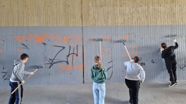 Schülerinnen und Schüler übermalten die Hetzsymbole bei der Unterführung. | Foto: Romapastoral