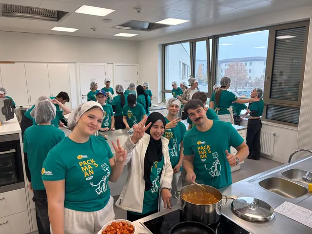 In der Schulküche der Polytechnischen Schule bereiten die Schülerinnen und Schüler das Essen für das Mosaik-Tageszentrum zu.