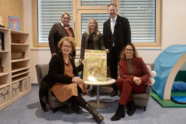 Hinten Bürgermeisterin Karin Baier (SPÖ), Nationalrätin Silvia Kumpan-Takacs (SPÖ) und Bezirkshauptmann Michael Engel, vorne Familien-Landesrätin Christiane Teschl-Hofmeister (ÖVP) und Kindergartenleiterin Ulrike Balenovic | Foto: Weinzierl