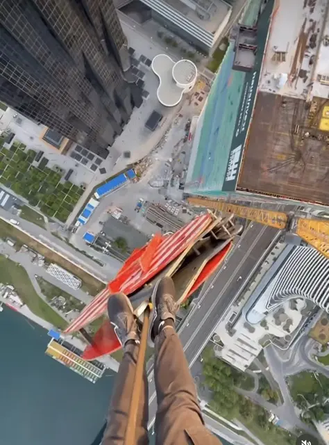 "Roofing"-Inhalte erfreuen sich großer Beliebtheit im Netz. Die Polizei verurteilt solche Aktionen und warnt vor einem "erheblichen Risiko für Leib und Leben" – auch für Unbeteiligte. | Foto: Instagram/a.novak21