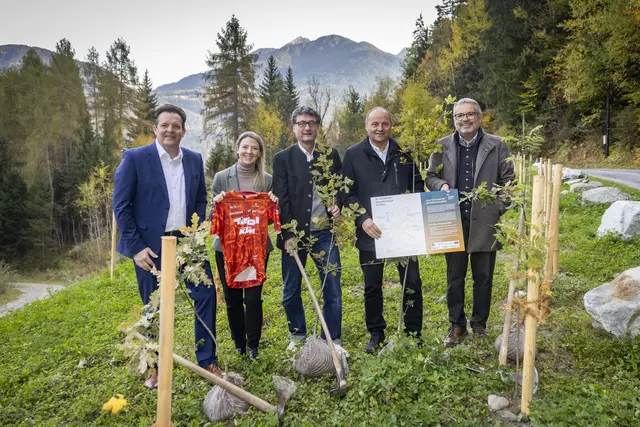 (v.l.): René Zumtobel (Landesrat für Umwelt-, Natur- und Klimaschutz sowie Obmann des Klimabündnis), Julia Steiner (Bereichsleiterin für Nachhaltigkeit und Partnerschaften für die Lebensraum Tirol Gruppe/Tirol Werbung), Andrä Stigger (Geschäftsführer des Klimabündnis Tirol), Josef Geisler (LH-Stv. und Landesrat für Land- und Forstwirtschaft) und Josef Walch (Bürgermeister von Inzing und Eigentümer). | Foto: © Lebensraum Tirol Gruppe / Heftleisch