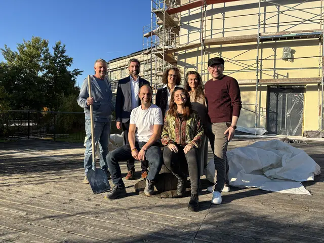 Von links: Johannes Rabengruber (Kassier OKH), Bügermeister Peter Schobesberger,  Andreas Eder (Leiter youX Jugendzentrum), Andrea Hauser (Obfrau youX Jugendzentrum),  Jolanda de Wit (Sprecherin OKH), Kornelia Senzenberger (Obmann-Stv. Otelo Vöcklabruck) und Richard Schachinger (Sprecher OKH). | Foto: SKV