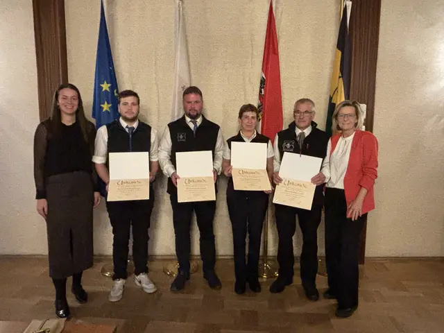 Sportstadträtin Marija Gavric und Bürgermeisterin Ines Schiller mit den Geehrten des Union Reit- und Fahrvereins Bad Ischl. | Foto: Stadtgemeinde Bad Ischl