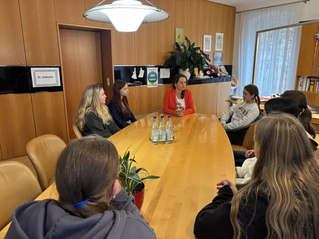 Einblick in die Politik: Die Schülerinnen der Sport-/Mittelschule St. Valentin/Schubertviertel besuchten Bürgermeisterin Kerstin Suchan-Mayr im Stadtamt. | Foto: Sport/Mittelschule St. Valentin