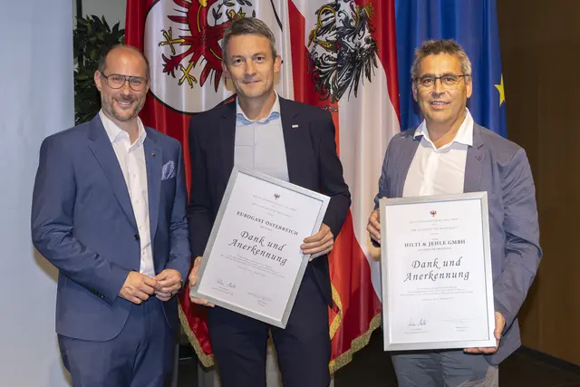 LR Mario Gerber überreichte die Urkunden an Eurogast Österreich und Hilti &amp; Jehle. | Foto: Land Tirol/Die Fotografen