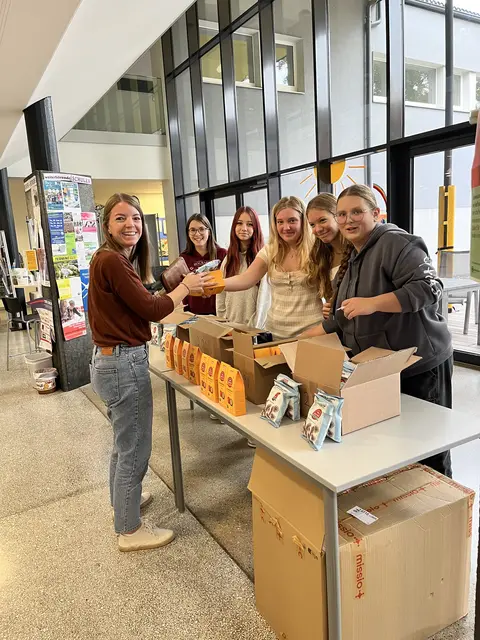 Die 4b-Klasse der Sport-/Mittelschule St. Valentin/Schubertviertel unterstützte mit Fair-Trade-Produkten die Missio Jugendaktion. | Foto: Sport/Mittelschule St. Valentin