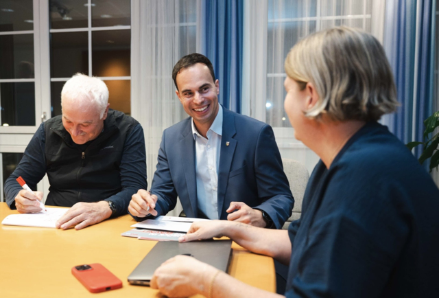 Mario Haas (Mitte) im Gespräch mit seinen vorgeschlagenen künftigen Stellvertretern Gemeinderätin Michaela Atzmanstorfer und Fraktionsvorsitzender Hannes Scheutz. | Foto: Edwin Husic