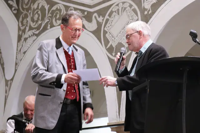 Obmann Martin Kircher und ÖASB LV Eduard Thaler bei der Übergabe des Präsents | Foto: Anna Maria Kaiser