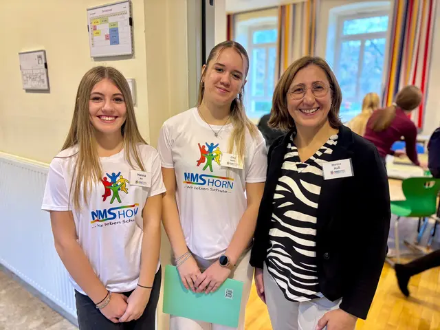 Schulleiterin Martina Auß freute sich über das große Interesse und war stolz auf die Mitarbeit der Schülerinnen. | Foto: Markus Kahrer