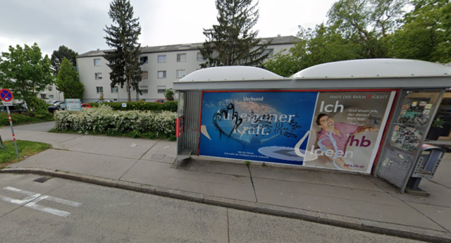 Bei dieser Haltestelle in Atzgersdorf sollen die zwei Kinder von drei Männern in einem weißen Fahrzeug angesprochen worden sein. Die Polizei ermittelt. (Archiv) | Foto: Screenshot/Google Maps