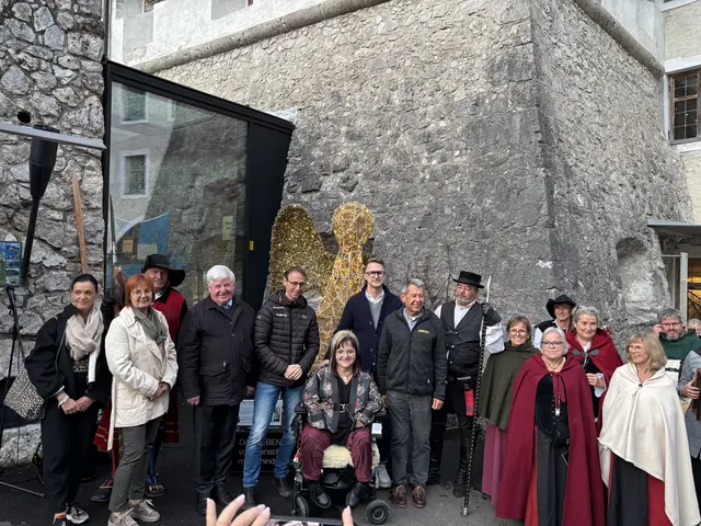 Im Rahmen einer kleinen Feierlichkeit wurde der Engel mit dem gebrochenen Flügel vorgestellt. | Foto: MeinBezirk/Günther Reichel