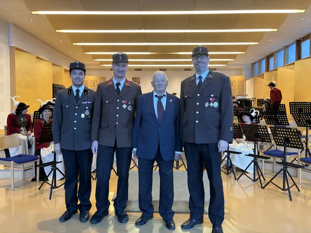 Eine Delegation der Freiwilligen Feuerwehr Serfaus gratulierte ebenfalls zum 90. Geburtstag: FTB Jakob Geiger, HBI Walter Hochenegger jun., Konrad Althaler und HV Daniel Schwarz (v.l.). | Foto: Schwarz