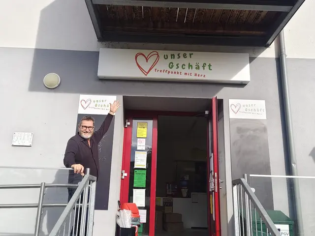 Bürgermeister Christian Wöhl freut sich über das neue Wohnzimmer der Hirmer Bevölkerung.  | Foto: Gemeinde Hirm